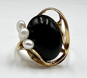 lot 12 image: 14k Yellow Gold Onyx and Pearl Ring
