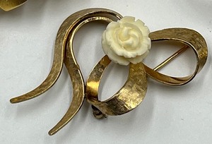 lot 11 image: Five Vintage Brooches