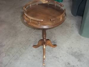 lot 28 image: Vintage Round Side Table 17.5 X 28...