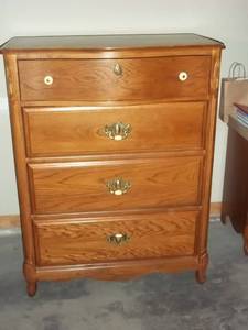 lot 32 image: Vintage 4 Drawer Dresser 33.25 X 1...