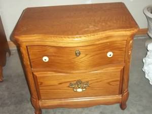 lot 33 image: Vintage 2 Drawer Nightstand 26.5 X...