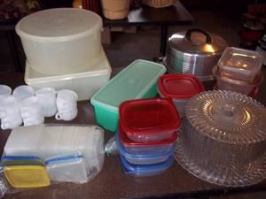 lot 44 image: Vintage Serving Ware (Tuperware, Mi...