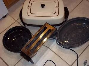 lot 66 image: Vintage Presto Self Basting Roaster...