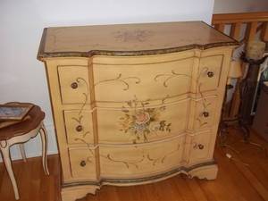 lot 1 image: Antique Decorative Wood 3 Drawer Ca...