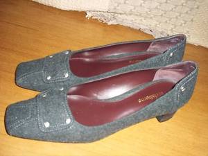 lot 100 image: Ladies Shoes (Size 8.5) See Photos...