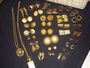 lot 190 image: Tons of Beautiful Clip on Earrings