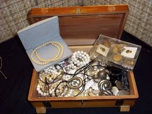 lot 196 image: Much Jewelry