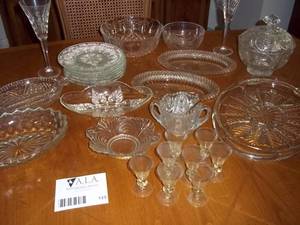 lot 125 image: Vintage Glassware