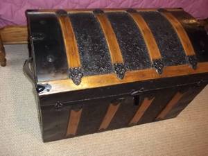 lot 4 image: Trunk and Contents