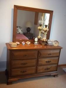 lot 8 image: 6 Drawer Dresser