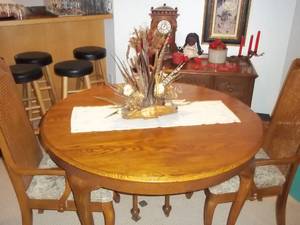 lot 9 image: Dining Set