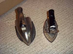 lot 15 image: VINTAGE CAST SAD IRON
