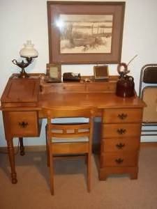 lot 19 image: Desk & Contents