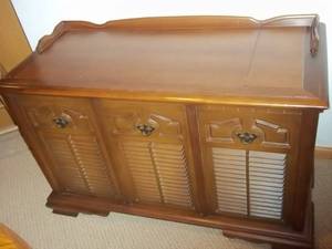 lot 129 image: Vintage RCA 8 Track, Record Player, AMFM Radio Counsel
