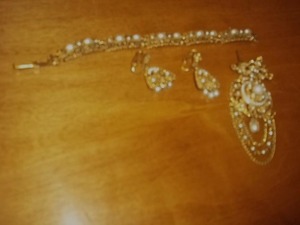 lot 187 image: Gold Tone Jewlry Set
