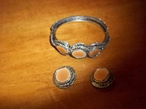 lot 182 image: Bracelet and Earrings