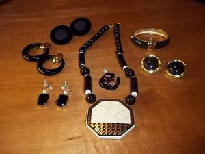 lot 180 image: Jewelry