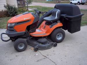lot 1 image: Husqvarna YTH2348 6-speed riding la...