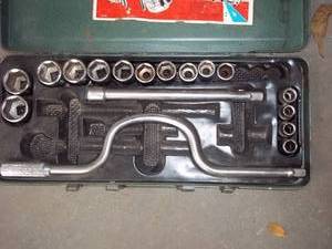 lot 26 image: Universal brand 25-piece SAE 12 in...