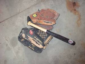 lot 63 image: Wilson fast pitch softball glove, R...