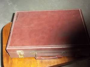 lot 327 image: Vintage suitcase filled with craft ...