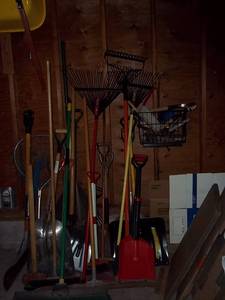 lot 337 image: Lol it of garden and yard tools...