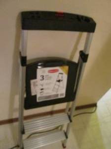 lot 466 image: New Rubbermaid lightweight aluminum...