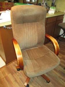 lot 489 image: Sturdy microfiber and wood rolling ...