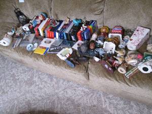 lot 509 image: Lot of misc home decor pieces and a...