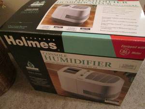 lot 526 image: Holmes 8 gallon whole house humidif...