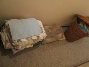 lot 527 image: Lidded Wicker laundry basket and pl...