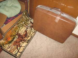 lot 530 image: Content of bottom in hallway closet...