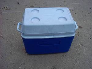lot 356 image: Blue Rubbermaid cooler...