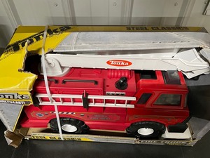 lot 21 image: New Tonka Fire Truck