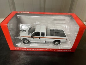 lot 38 image: 2 New Die-cast Ford F350 Pickup & Track Loader