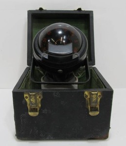 lot 41 image: Very Cool Vintage High Performance Compass wCase The Corsair