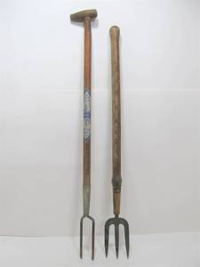 lot 43 image: 2 Vintage Handheld Garden Tools