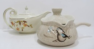 lot 50 image: 2 Vintage Mid Century Lidded Gravy Boat & Teapot 