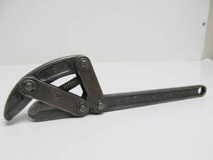 lot 136 image: Excellent Antique HOE CORP Hinged Jaw Wrench