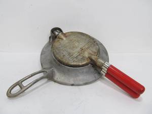 lot 157 image: Vintage Scandinavian Krumkake Iron