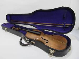 lot 204 image: Antique Rounded Edge RussianCzech Style Violin wCase & Bow