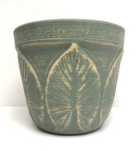 lot 130 image: Excellent Old Vintage RED WING Brushware Planter