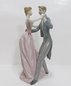 lot 252 image: Large Signed LLADRO Porcelain Figurine - Anniversary Waltz