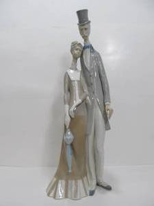 lot 253 image: LARGE Signed LLADRO Porcelain Figurine - Edwardian Couple