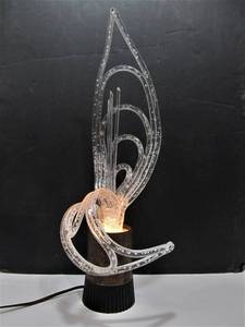 lot 278 image: Vintage Mid Century Clear with Bubbles Lucite Sculpture Lamp 17