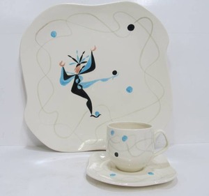 lot 294 image: Mid Century RED WING Art Pottery Kermis Serving Tray & CupSaucer