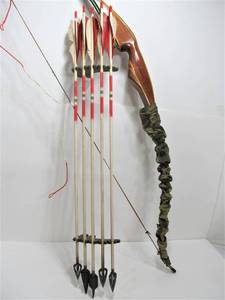 lot 331 image: Nice Vintage Wood ArcheryHunting Bow & Arrows