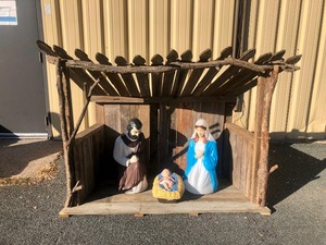 lot 6 image: Nice Vintage Blow Mold Nativity Set wHandmade Stable