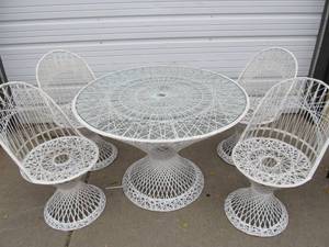 lot 363 image: Vintage Mid Century Spun Fiberglass Patio Set by Russell Woodward