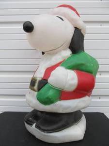 lot 371 image: Vintage Peanuts SNOOPY Santa Christmas Blowmold Lawn Decoration